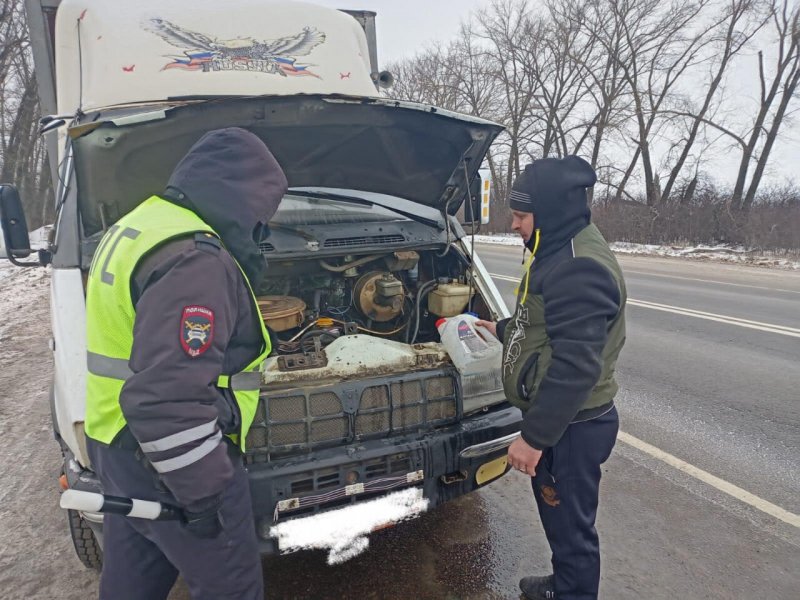 В Панинском районе госавтоинспекторы оказали помощь водителю, у которого произошла поломка автомобиля