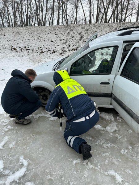 В Панинском районе сотрудники Госавтоинспекции оказали помощь автомобилисту, который не справился с управлением и съехал в кювет